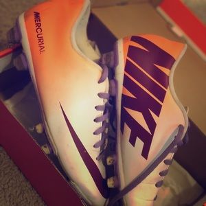 Nike Womens Soccer Cleats ( VERY LIGHTLY USED)